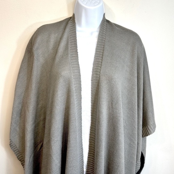 NWT Love Sadie Fringe Wrap Sweater Grey Size Small ✨🆕✨ - Picture 3 of 12